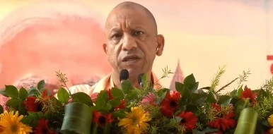 वाराणसी में बाढ़ पीड़ितों से मिले सीएम योगी, पिछली सपा सरकार पर लगाया राहत कोष हड़पने का आरोप