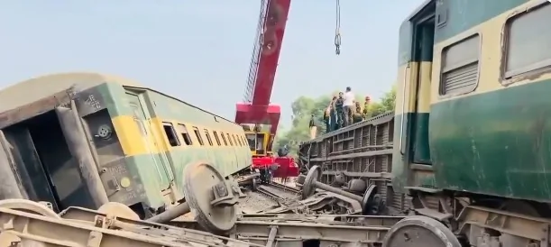 पाकिस्तान: मुल्तान में रहमान बाबा एक्सप्रेस के 14 डिब्बे पटरी से उतरे, 6 यात्रियों की मौत