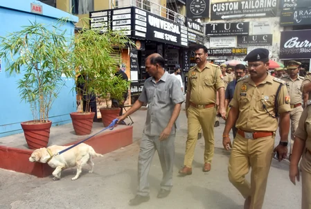 नोएडा: एक दर्जन स्कूलों को ईमेल से मिली बम की धमकी, सघन तलाशी अभियान जारी