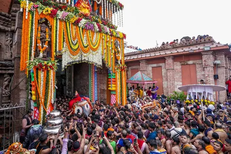 पुरी रथ यात्रा: लाखों की भीड़ के बीच भगदड़ जैसे हालात, एक श्रद्धालु की मौत की खबर