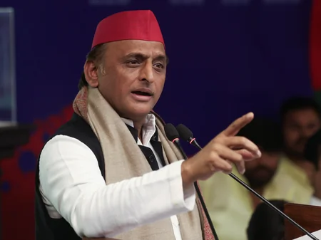 अखिलेश यादव की रामपुर जेल में आजम खान से मुलाकात, कहा- 'आजम थे, हैं और रहेंगे'