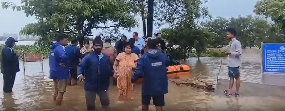ओडिशा: चक्रवात 'अर्नब' के बाद भीषण बाढ़, गंजाम और गजपति में हजारों लोग फंसे, बचाव कार्य जारी