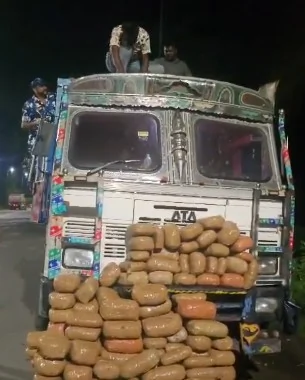 पुरुलिया: ट्रक में खुफिया तहखाना बनाकर हो रही थी गांजे की तस्करी, पुलिस ने 7 लोगों को दबोचा