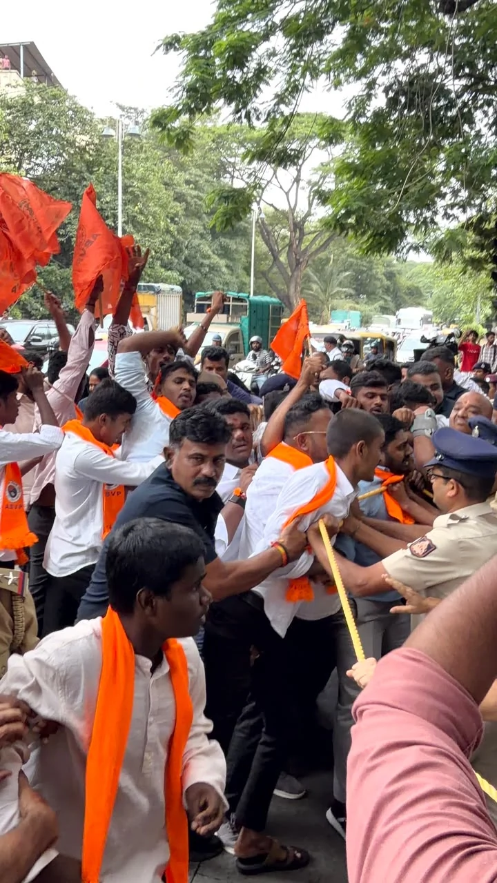KPSC भर्ती घोटाला: ABVP का बेंगलुरु में प्रदर्शन, पुलिस ने कई कार्यकर्ताओं को हिरासत में लिया