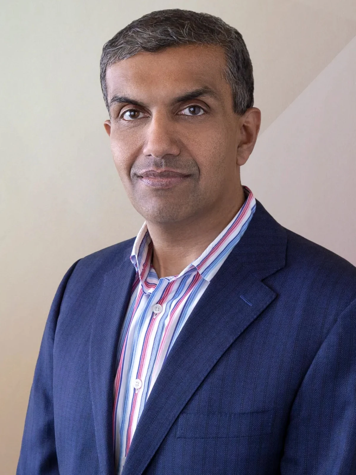एडोब में नेतृत्व परिवर्तन: अनिल चक्रवर्ती बनेंगे नए CEO, शांतनु नारायण संभालेंगे कार्यकारी अध्यक्ष की भूमिका