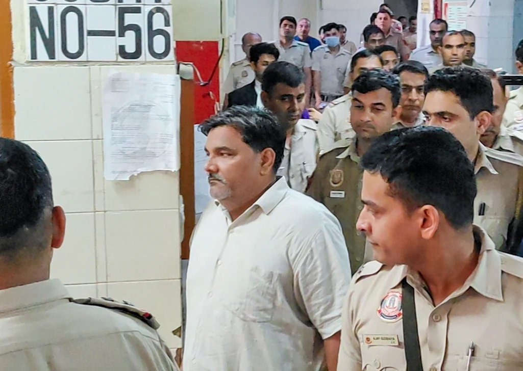 दिल्ली दंगा: दुकान में लूट और आगजनी के मामले में ताहिर हुसैन दोषी करार, 7 अन्य आरोपी बरी
