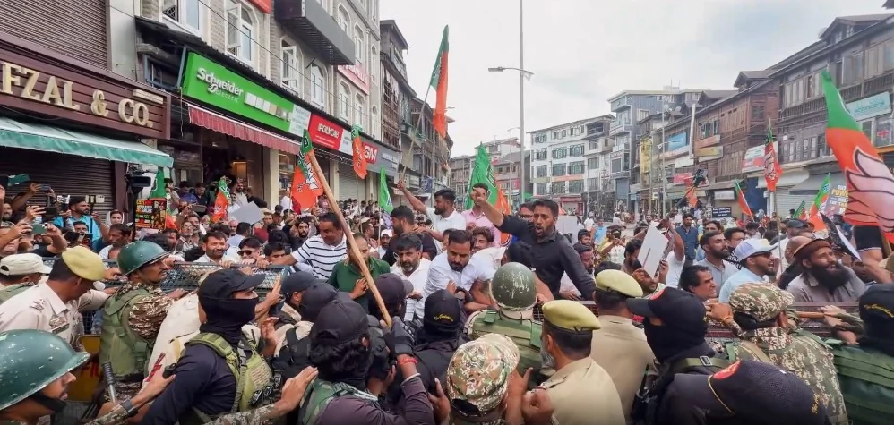 श्रीनगर में नेशनल कॉन्फ्रेंस और भाजपा आमने-सामने, पुलिस ने रोके दोनों दलों के विरोध मार्च
