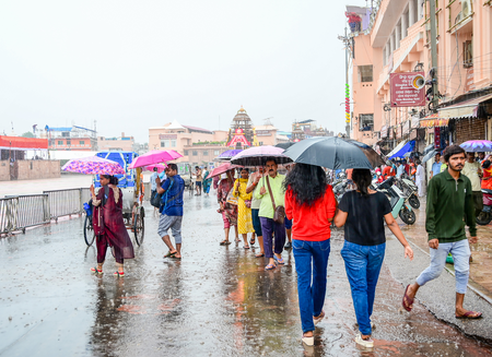ओडिशा पर मौसम की मार: कई जिलों में भारी बारिश का रेड अलर्ट, 'डीप डिप्रेशन' की आशंका