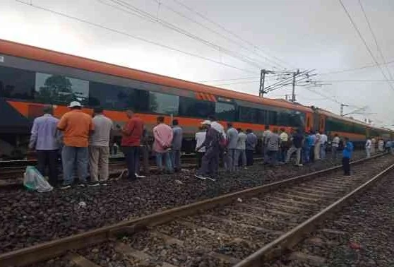झारखंड: सैकड़ों कांवड़ियों को ले जा रही श्रावणी मेला स्पेशल ट्रेन पटरी से उतरी, बड़ा हादसा टला