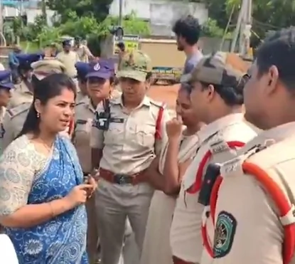 आंध्र प्रदेश: आदिवासी छात्रों के स्कूल ट्रांसफर का विरोध, YSRCP नेता हिरासत में