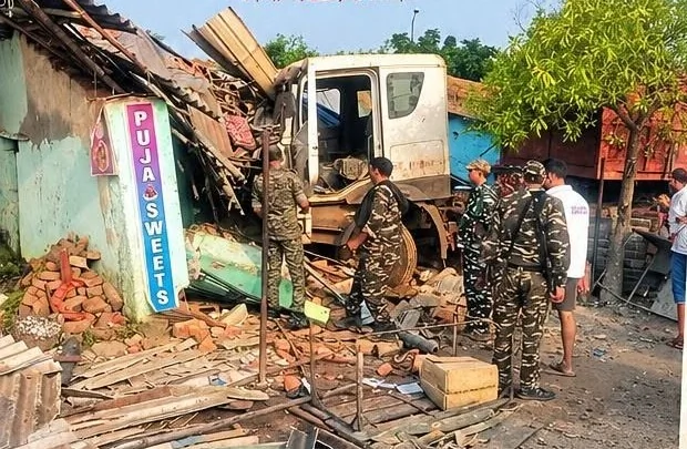 बोकारो: तेज रफ़्तार ट्रेलर दुकानों में घुसा, 2 की मौत, मुआवजे की मांग को लेकर सड़क जाम