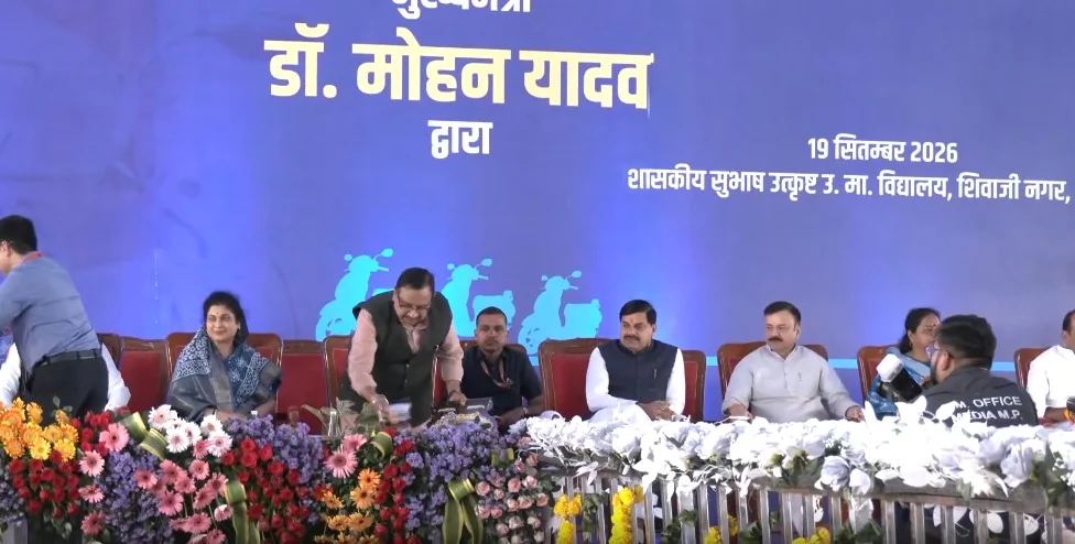 मध्य प्रदेश: 7,400 से ज़्यादा मेधावी छात्रों को मिली ई-स्कूटी, सीएम मोहन यादव ने की सपनों पर बात