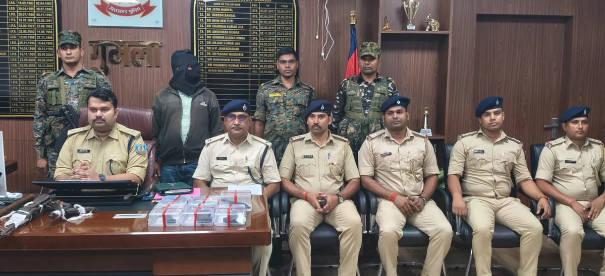 गुमला: AK-56 और कार्बाइन के साथ बड़ी वारदात की फिराक में थे अपराधी, पुलिस ने एक को दबोचा