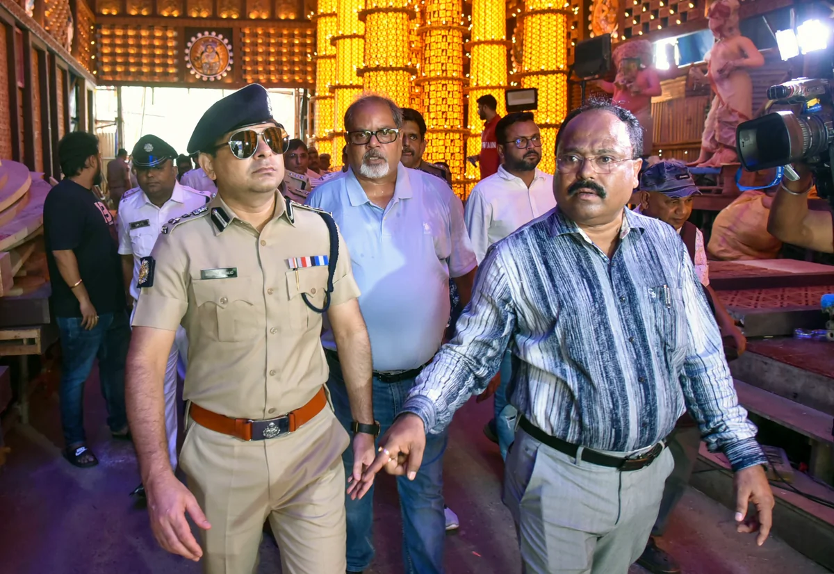 कोलकाता दुर्गा पूजा भगदड़: 19 मौतों के बाद पुलिस का बड़ा कदम, VIP पास रद्द, 7 आयोजक गिरफ्तार