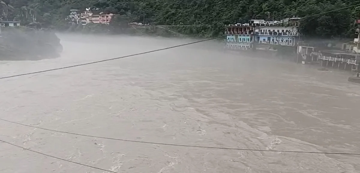 रुद्रप्रयाग: भारी बारिश से अलकनंदा-मंदाकिनी चेतावनी स्तर के करीब, नदी किनारे अलर्ट जारी