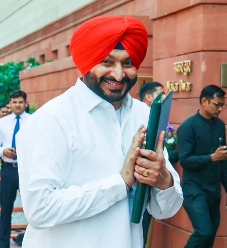 केंद्रीय मंत्री रवनीत सिंह बिट्टू का इस्तीफा, पंजाब चुनाव से पहले बदले सियासी समीकरण
