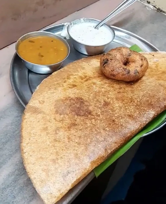 बेंगलुरु: मशहूर सेंट्रल टिफिन रूम (CTR) के डोसे में मिला कॉकरोच, वीडियो वायरल होने पर होटल ने माँगी माफ़ी