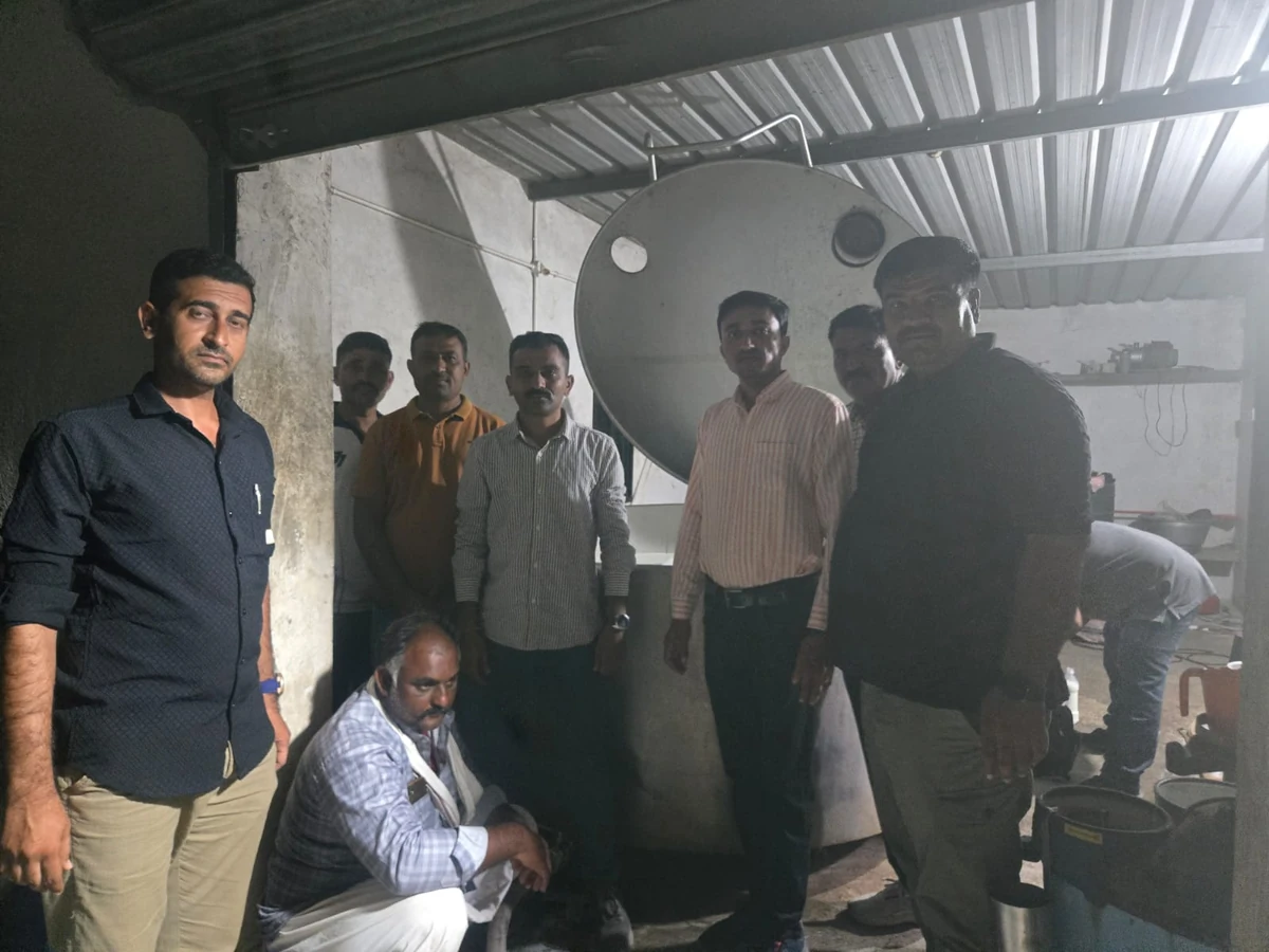 गुजरात: जामनगर में मिलावटी दूध के अड्डे पर छापा, 1200 लीटर नकली दूध नष्ट