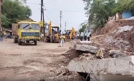 ग्वालियर: पहाड़ी किनारे बनी नगर निगम की दीवार गिरी, मलबे में दबकर महिला की मौत, दो घायल