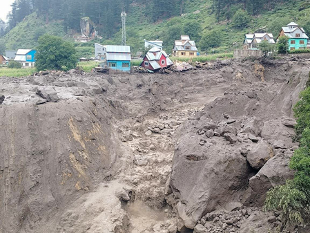 डोडा में बादल फटने से तबाही, अचानक आई बाढ़ ने कई गाँवों का संपर्क तोड़ा, सड़कें क्षतिग्रस्त