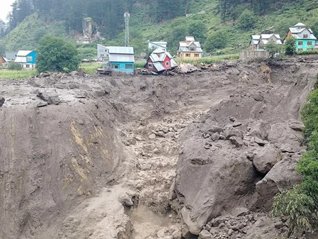 डोडा में बादल फटने से तबाही, अचानक आई बाढ़ ने कई गाँवों का संपर्क तोड़ा, सड़कें क्षतिग्रस्त