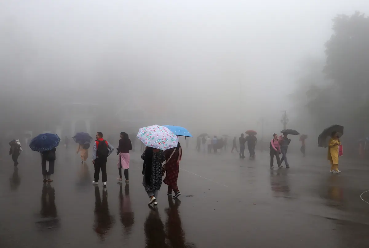 गुजरात में भारी बारिश से जलभराव, बिहार-बंगाल समेत कई पूर्वी राज्यों में भी तेज बारिश का अलर्ट