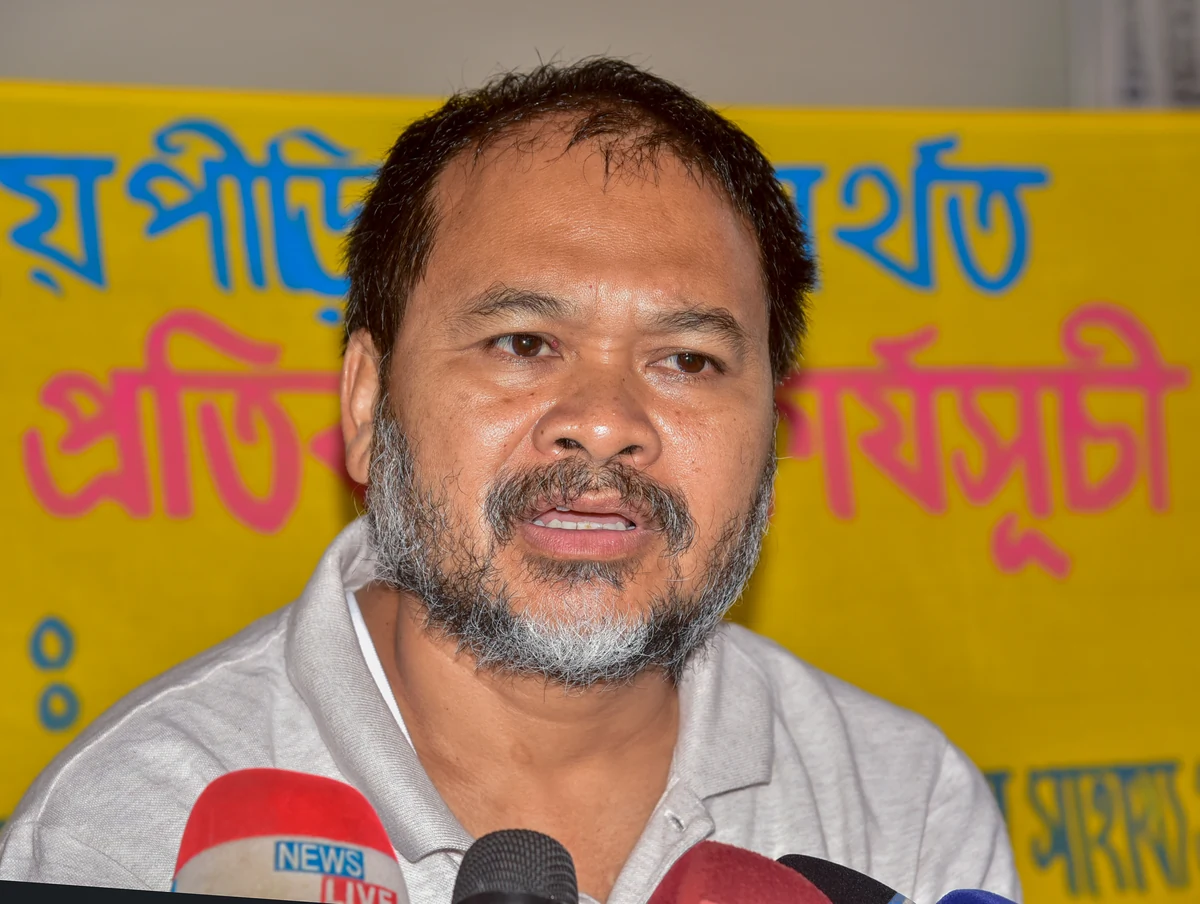 असम: मंत्रियों से बातचीत के बाद विधायक अखिल गोगोई ने बाढ़ राहत के लिए चल रहा अपना सत्याग्रह समाप्त किया