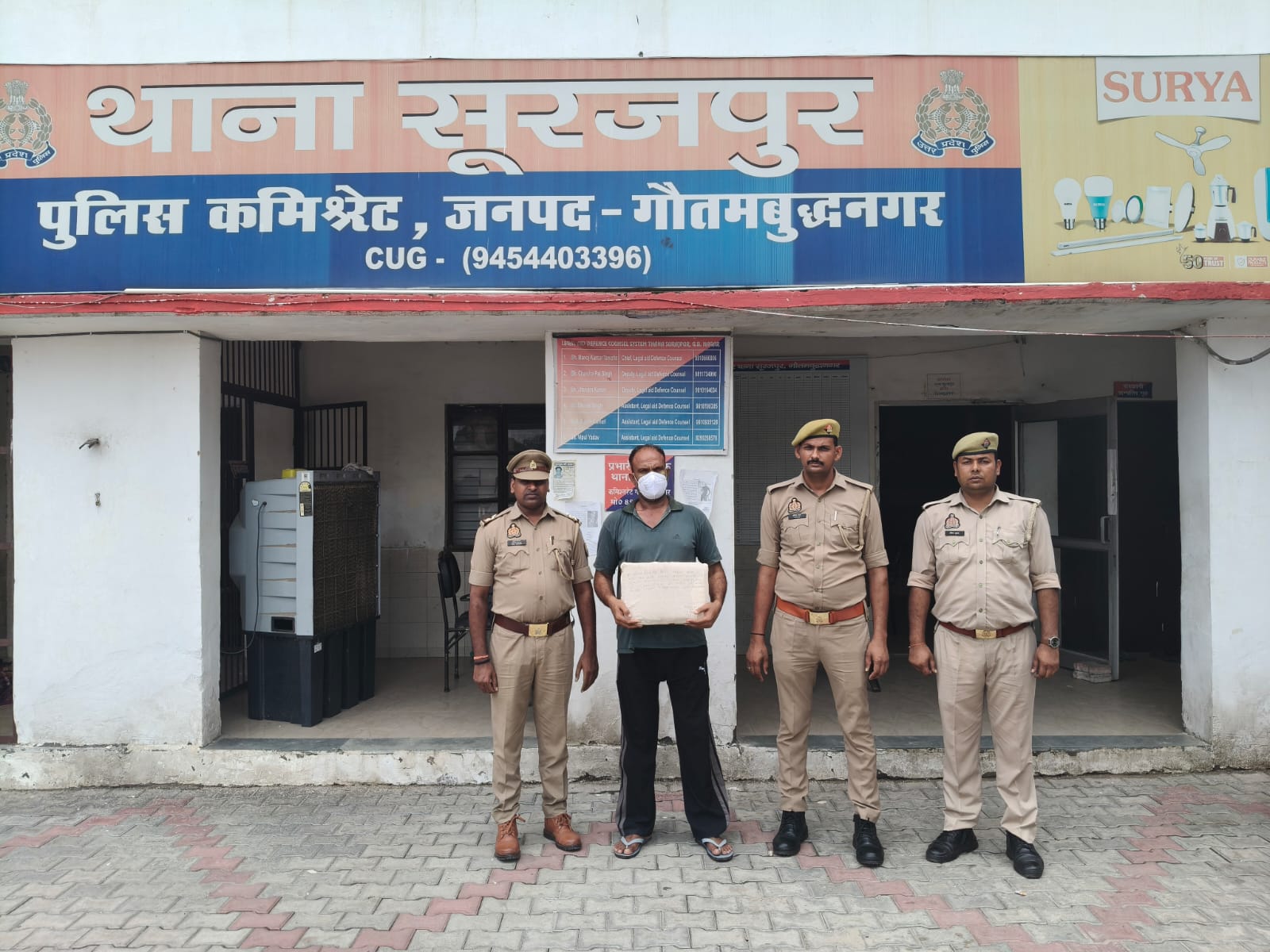 सूरजपुर कोर्ट: वकील बनकर लोगों को ठगने वाला शातिर गिरफ्तार, नकली मुहरें और दस्तावेज़ ज़ब्त