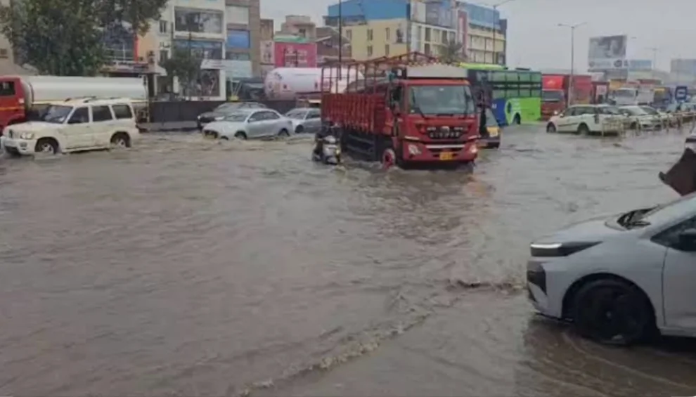 बेंगलुरु में मूसलाधार बारिश से जलभराव, 'ब्रांड बेंगलुरु' पर भाजपा ने कांग्रेस सरकार को घेरा