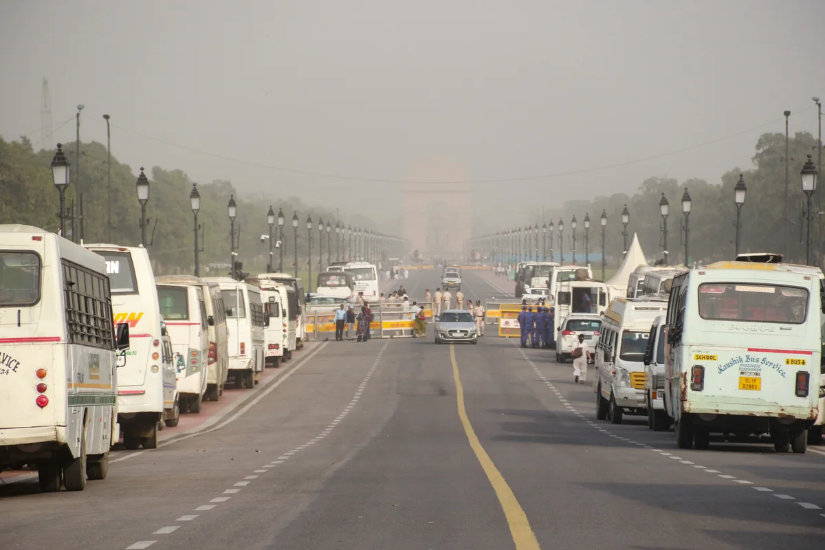 दिल्ली-एनसीआर: दिन में गर्मी और रात में हल्की ठंड के बीच हवा भी हुई ज़हरीली, कई इलाकों में AQI 300 पार