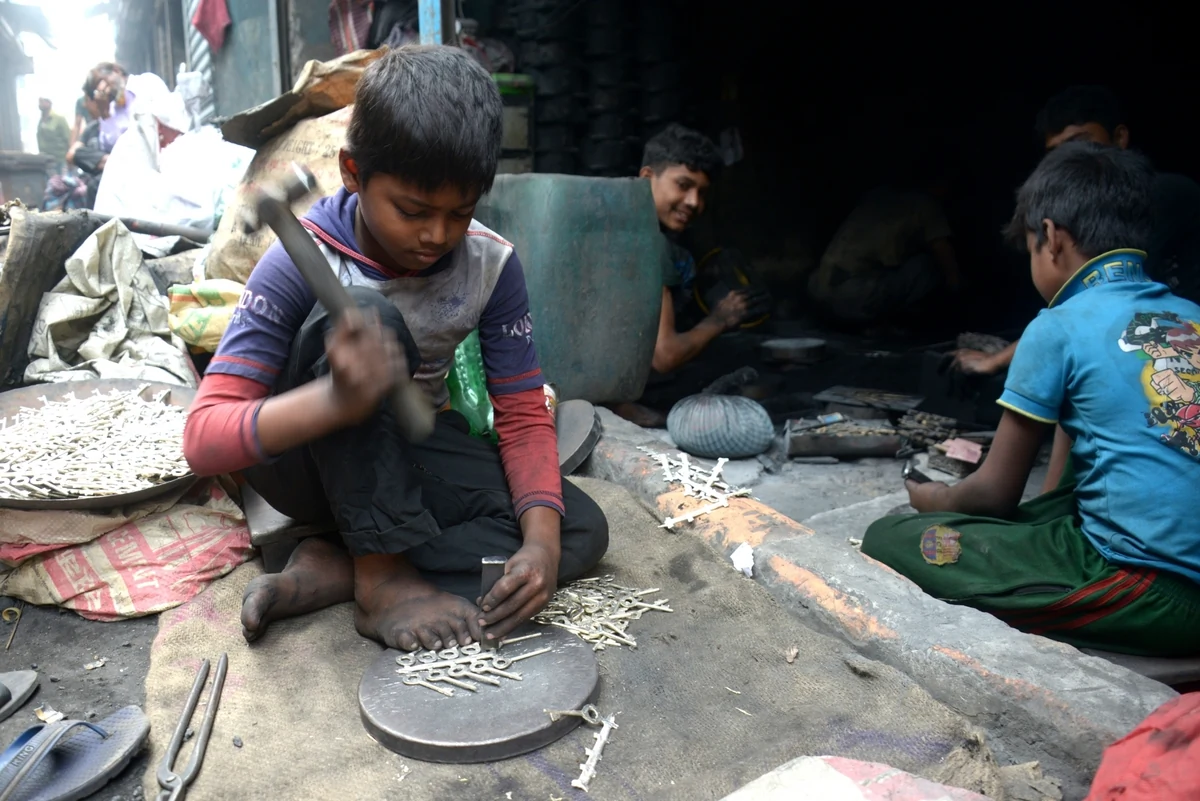 बांग्लादेश में बाल श्रम की चिंताजनक तस्वीर: सर्वे में खुलासा, 50% घरेलू बाल मज़दूर शोषण का शिकार