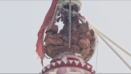 दरभंगा: आकाशीय बिजली की चपेट में आया जलेश्वरनाथ महादेव मंदिर, शिखर और त्रिशूल क्षतिग्रस्त — 25 श्रद्धालु बचे