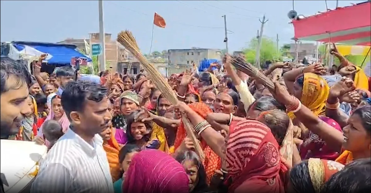 शेखपुरा: बाढ़ प्रभावित क्षेत्र घोषित करने की मांग पर भड़के लोग, CO को झाड़ू मारी, हथियार छीनने की कोशिश