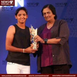 Harmanpreet Kaur received the award for best international cricketer 1
