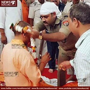 police officer seeks blessings from cm yogi on guru purnima in gorakhpur 2