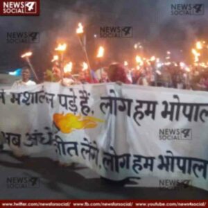 BHOPAL GAS SURVIVED STEP DOWN ON THE ROAD DOING PROTEST AGAINST THE GOVERNMENTS 1