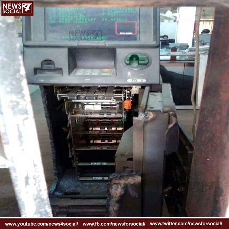 एटीएम में हुई चोरी की वारदात, ग्राइंडर से काट लाखों रुपये लेकर हुए फरार