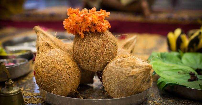 हनुमान जी के मंदिर में किस दिन नारियल चढ़ाना होता है