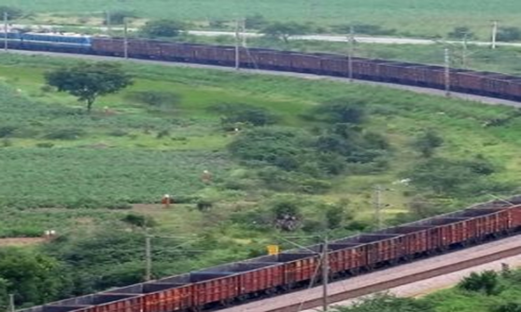 Super Anaconda freight train ran for the first time in country