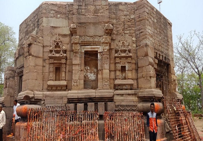 किस मंदिर में बकरे की बलि दी जाती है लेकिन उसकी मौत नहीं होती?