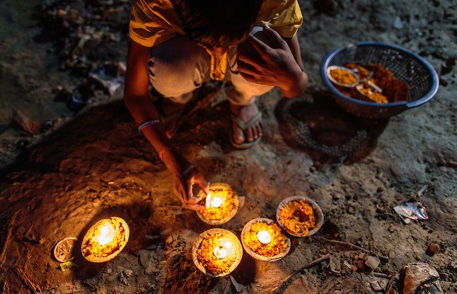 lamp in ganga river 1459590257 835x547 1