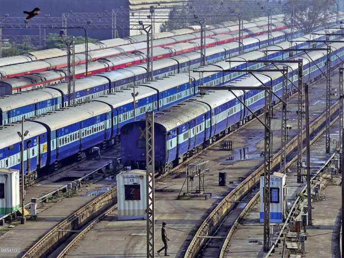 भारत के अलावा विश्व के कौन से देशों में रेलवे को प्राइवेट संस्था चलाती है ?